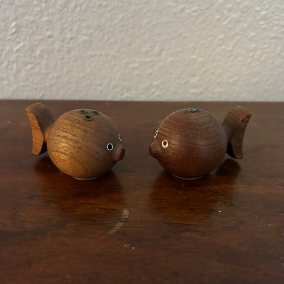 Blow Fish Salt And Pepper Shaker Set VTG Small Brown Wooden Fish Shakers Japan - Picture 1 of 8